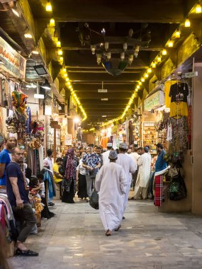 Muscat, Umman - 31 Ekim 2018: İç Omanis ile Muscat Mutrah Souk geleneksel giysiler içinde