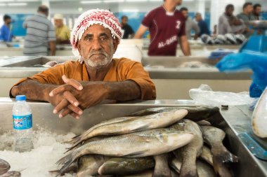Muscat, Umman - 1 Kasım 2018: sabah, Muscat Mutrah Balık pazarında müşteriler için bir balık satıcı bekler