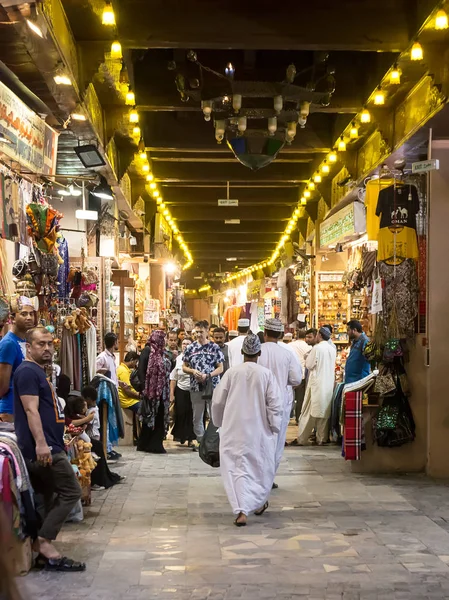 Muscat, Umman - 31 Ekim 2018: İç Omanis ile Muscat Mutrah Souk geleneksel giysiler içinde
