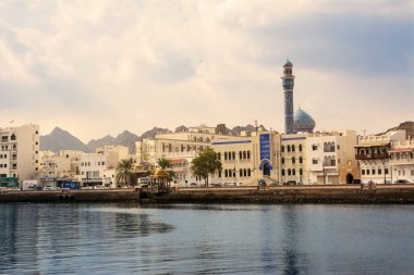 Muscat, Umman - 1 Kasım 2018: Masjid al-dogan Camii (Umman) Muscat Mutrah Corniche seafront adlı kimse ile günbatımı üzerinde