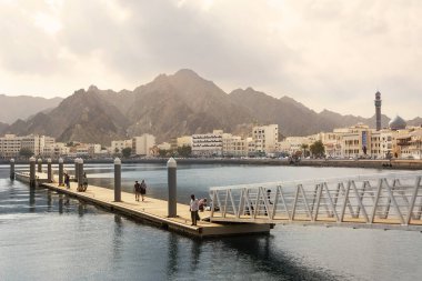 Muscat, Umman - 1 Kasım 2018: Muscat Mutrah turistler ve balıkçılar ve içinde belgili tanımlık geçmiş Mutrah Corniche (Umman bağlantı noktası dok)