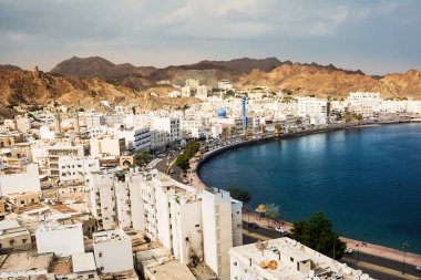 Günbatımı ile Muscat camide Mutrah liman bölgesinde ve Corniche kimse (Umman ile)