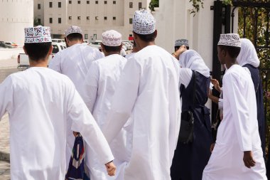 Geleneksel giysiler içinde Omani erkek grup