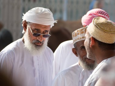 Nizwa, Umman - 2 Kasım 2018: Nizwa Cuma pazarında, diğer erkeklerle tartışır Omani bir adam bir ifade