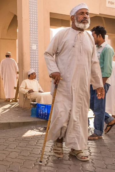 Nizwa, Umman - 2 Kasım 2018: yaşlı adam Nizwa souq Cuma günü geleneksel Umman giysili