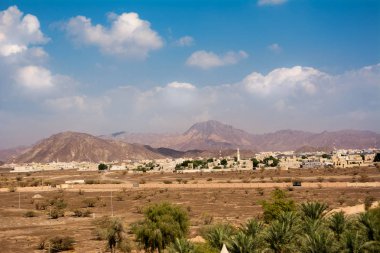 Dağ Jebel Shams ve tabanı Bahla şehir (Umman)