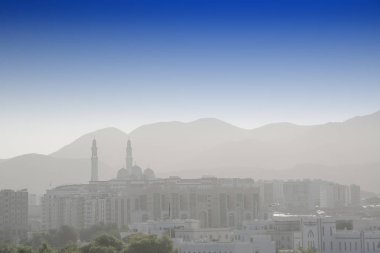 Muscat, Umman - 4 Kasım 2018: görünümü ile Muscat bir ticari alan Cami ile günün siste
