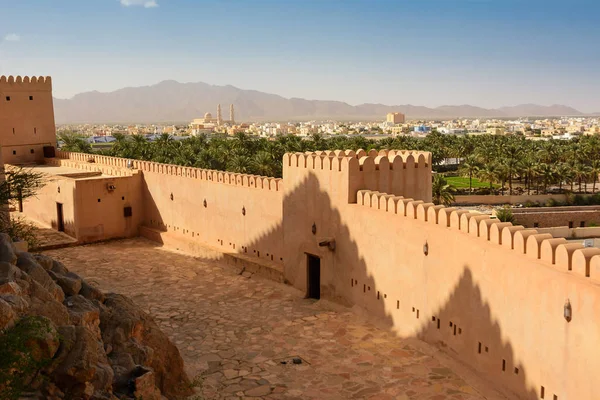 Murallas Del Fuerte Nahkal Pueblo Con Mezquita Fondo Omán — Foto de Stock