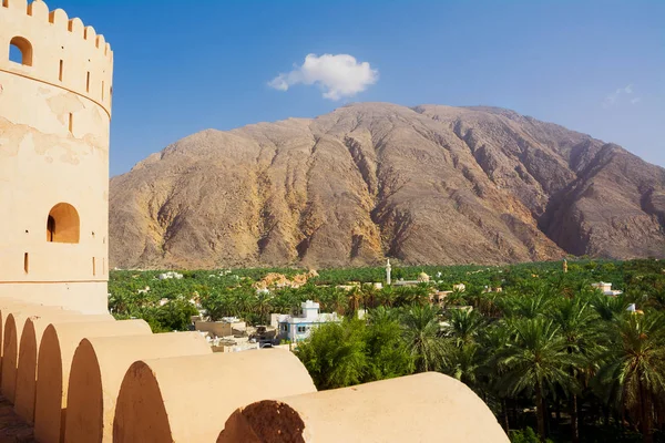 Fuerte Nahkal Oasis Palmeras Datileras Bajo Montaña Omán — Foto de Stock