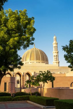 Kubbe ve minare Sultan Qaboos Ulu Camii (Umman Muscat)