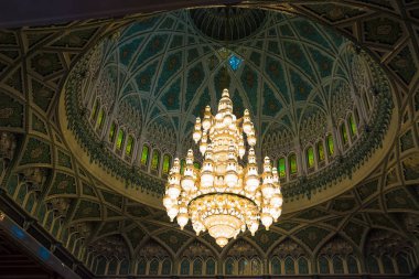 Muscat Grand Camii (Umman ışıklı avize)
