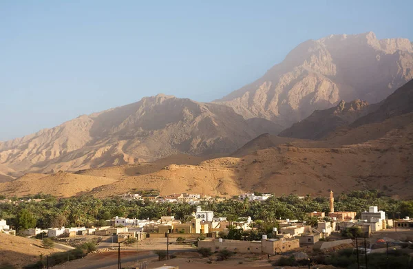 Pequena Aldeia Omani Sob Montanhas Perto Qurayyat Omã — Fotografia de Stock