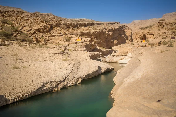 Dividir Rocha Com Água Wadi Bani Khalid Omã — Fotografia de Stock