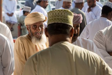 Nizwa, Umman - 2 Kasım 2018: Omani yaşlı Cuma pazarında kalabalıkta ifadesidir