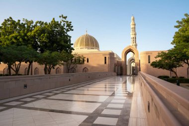 Yan girişe Sultan Qaboos mermer üzerine düşünceler ile Ulu Camii için