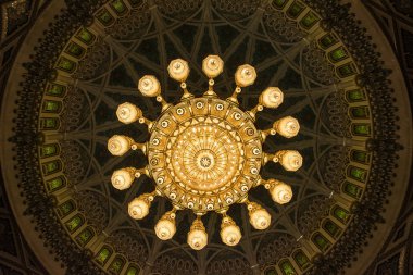 Muscat Grand Camii (Umman ışıklı avize)