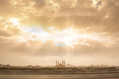 Nizwa şehir ve bulutlu gökyüzü ve ışık (Umman ışınları ile Camii)