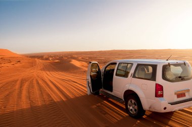 Off-Road aracı wahiba içinde çöl dunes (Umman gün batımında kumları)