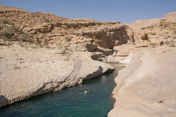 Wadi Bani Khalid Ομάν Νοεμβρίου 2018 Διάσπαση Στο Βράχο Νερό — Φωτογραφία Αρχείου
