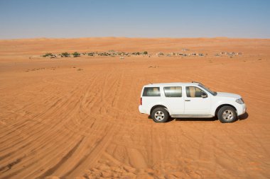 T Wahiba Kum Çölü ve Bedevi kampında Off-Road aracı