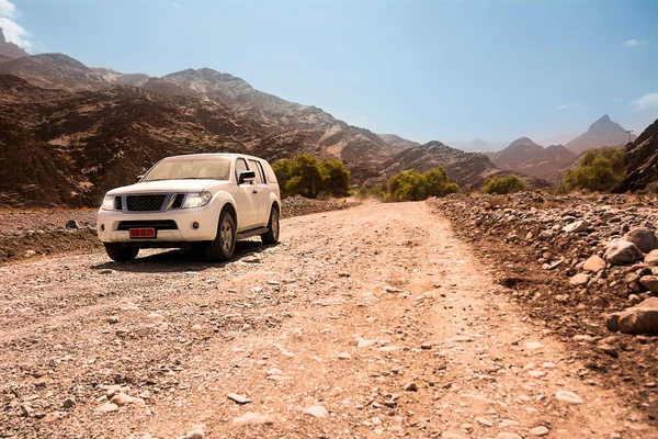 Vehículo todoterreno en las montañas Jebel Shams (Omán ) — Foto de Stock