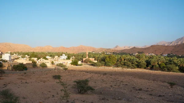 Malé ománské vesnice pod horami a poblíž Qurayyat (Omán) — Stock fotografie