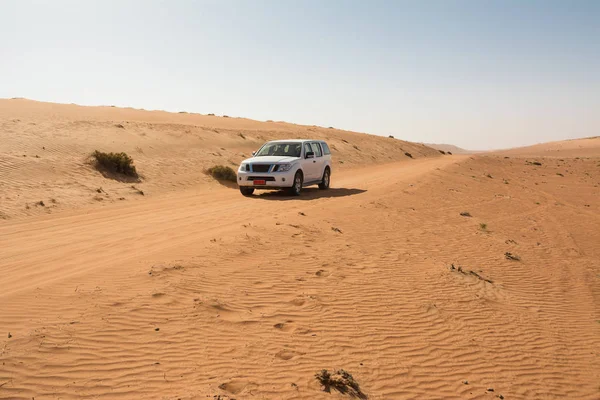 Vehículo todoterreno en una pista del desierto de Wahiba Sand (Omán ) — Foto de Stock
