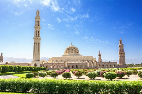 Jardines y la mezquita Moscatel (Omán ) Fotos De Stock Sin Royalties Gratis