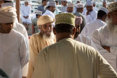 Omani yaşlı Cuma pazarında kalabalıkta ifade