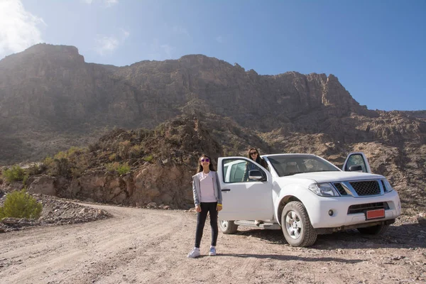 Vehículo todoterreno y turistas en las montañas Jebel Shams (Omán — Foto de Stock