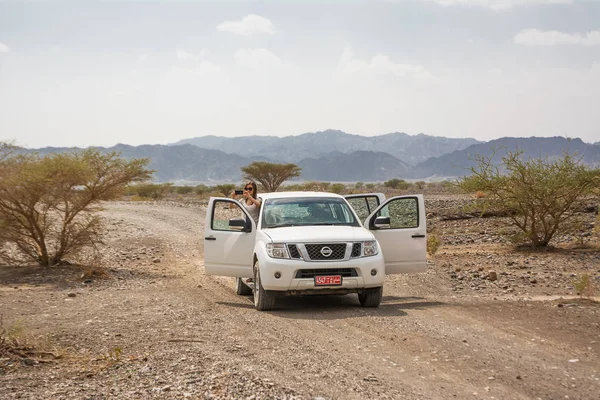 Vehículo todoterreno y turistas en las montañas Jebel Shams (Omán — Foto de Stock