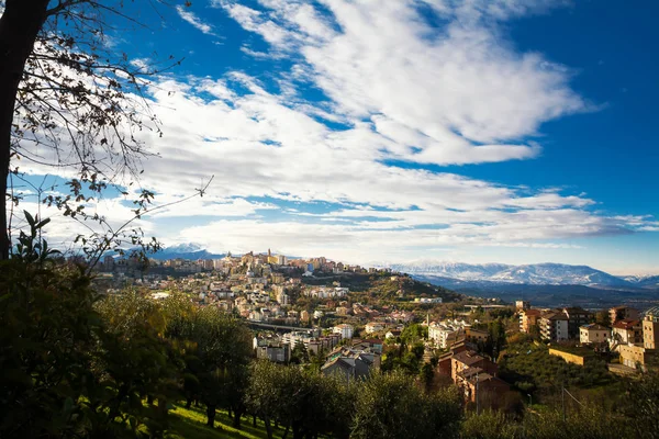 Chieti, één van de oudste steden in Abruzzo, met de sneeuw-cover — Stockfoto