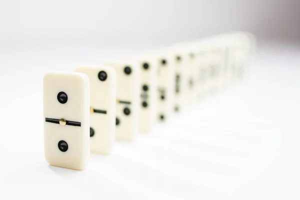 Fichas de dominó en una fila sobre un fondo blanco — Foto de Stock