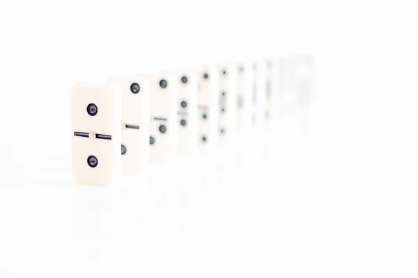 Fichas de dominó en una fila sobre fondo blanco en la tecla Hi — Foto de Stock