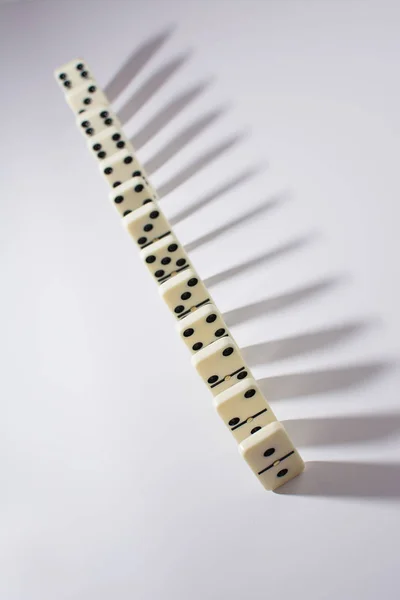 Fichas de dominó en una fila sobre un fondo blanco — Foto de Stock