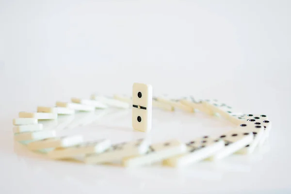 Concepto del líder con fichas de dominó cayendo en un círculo y — Foto de Stock