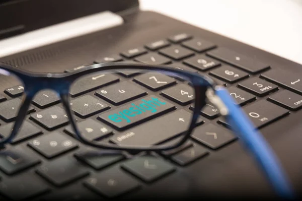 Llave de PC con la vista escrita vista a través de las gafas —  Fotos de Stock
