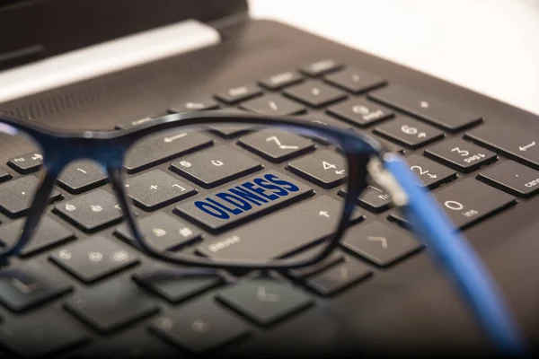 Llave de PC con la Presbicia escrita vista a través de las gafas —  Fotos de Stock