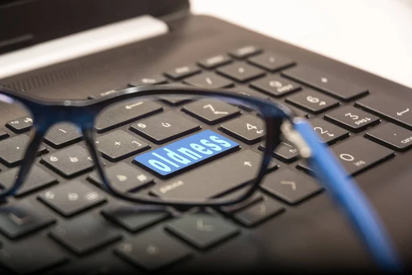Llave de PC con la Presbicia escrita vista a través de las gafas —  Fotos de Stock