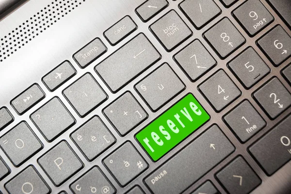 単語リザーブを使用してコンピューターに緑ボタン — ストック写真