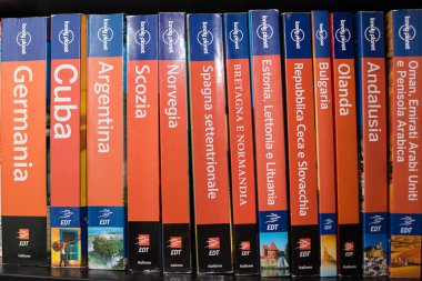 Kitaplıktaki Lonely Planet serisinden kitaplar