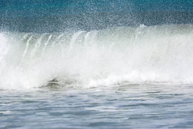 Kırılabilen köpüklü bir dalga