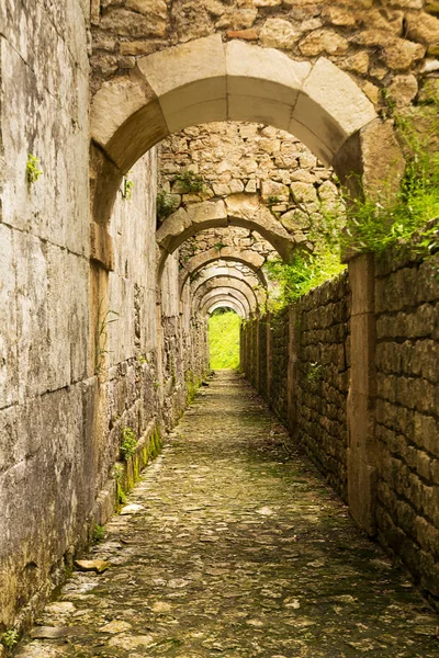 View below the lateral buttresses of the ancient Abbey of San Li — Stock Photo, Image