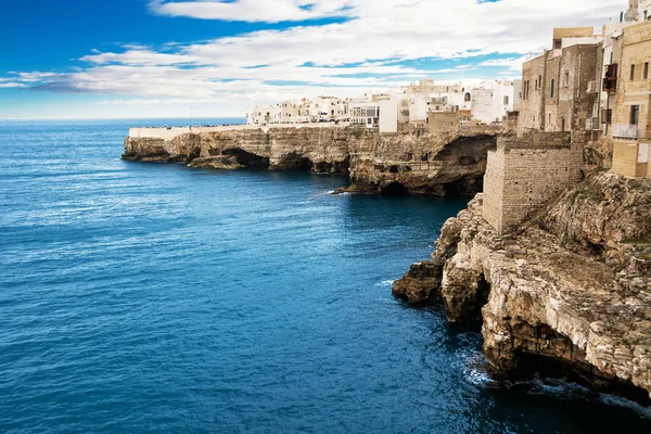 Rocky coast with the houses of Polignano a Mare and the blue sea — Stock Photo, Image