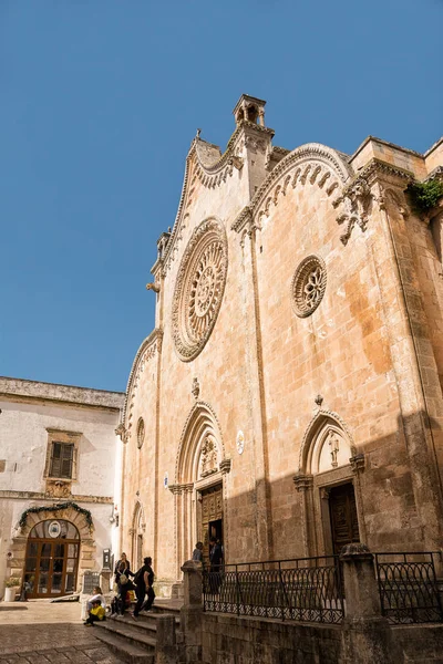 オストゥニ大聖堂のファサードと観光客(イタリア) — ストック写真