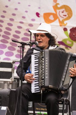 Şarkıcı ROM Santino Spinelli Festa Dei Popoli 'de gerçekleştirir