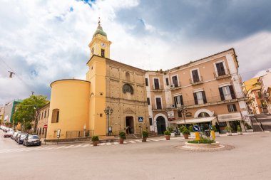 Chieti 'deki Festa Dei Popoli 'de geleneksel kıyafetlerle kadın