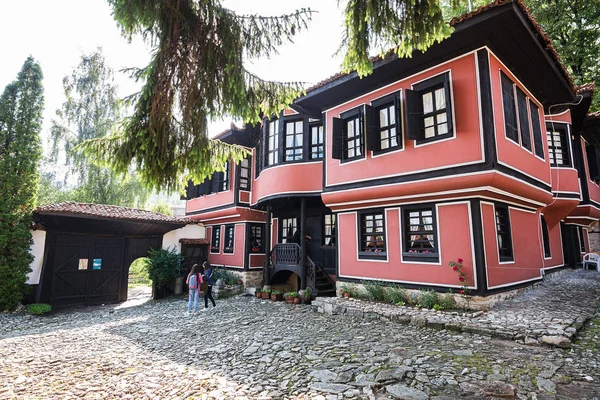 Turistler ile kableshkov tarihi ev — Stok fotoğraf