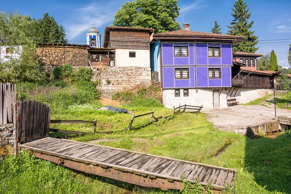 Blick auf Häuser in und Holzbrücke im malerischen Dorf — Stockfoto