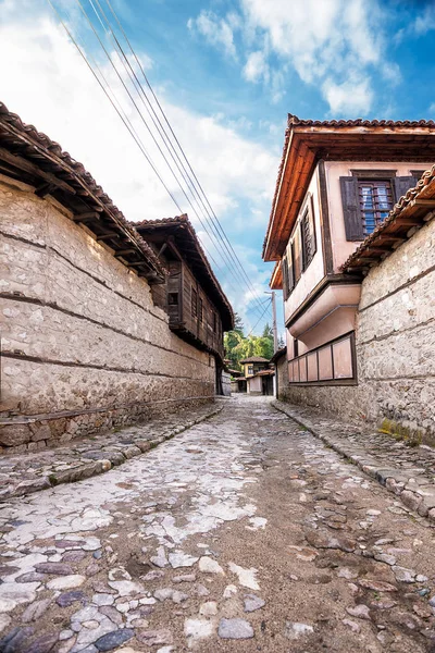 Rua característica com paralelepípedos e casas na história — Fotografia de Stock